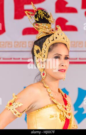 Danseuse en costume traditionnel thaï au festival dans la vieille ville de Phuket, Thaïlande Banque D'Images