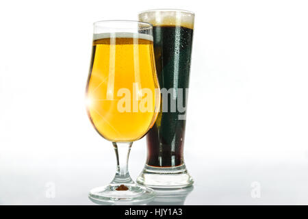 Bière légère et sombre dans deux verres de bière sur un fond blanc Banque D'Images