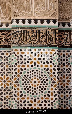 Mosaïque de carreaux de mur couvert de Fez, Maroc Banque D'Images