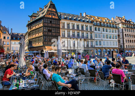 Cafe de la place de la Cathédrale avec la Maison Kammerzell à Strasbourg, l'arrière-plan Banque D'Images