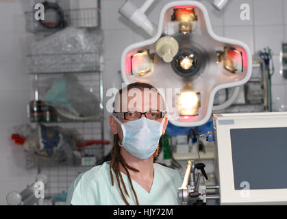 Portrait d'infirmier l'ICU avec dreadlocks et tatouage sur salle d'urgence avec ventilateur Banque D'Images