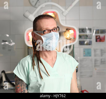 Portrait d'infirmier l'ICU avec dreadlocks et tatouage sur salle d'urgence Banque D'Images