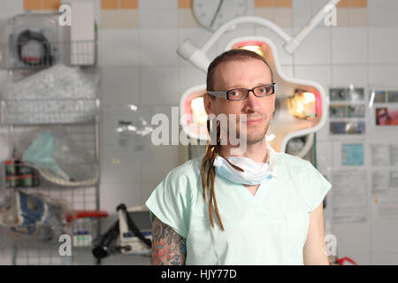 Portrait d'infirmier l'ICU avec dreadlocks et tatouage sur salle d'urgence Banque D'Images