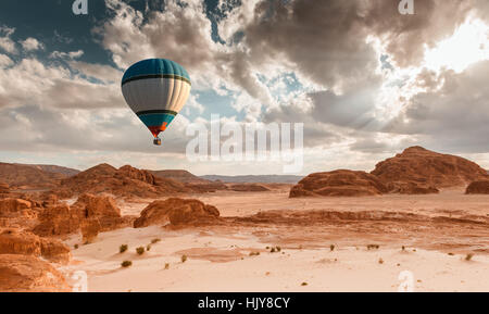 Voyage en montgolfière au-dessus de l'Afrique desert Banque D'Images