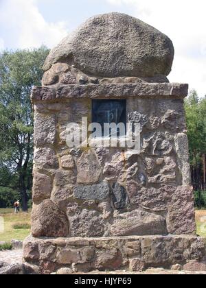 Sur le monument Hermann Loens Wietzer Berg près de Treis-karden. Löns est né le 29 août 1866, dans la Prusse occidentale. Il était journaliste et poète. Il aimait l'Lueneburg Heath. En 1914, il est mort dans la Première Guerre mondiale en France. Wietzerberg, Müden, Basse-Saxe, dans le monde de l'utilisation | Allemand Banque D'Images