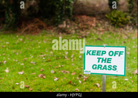 Un 'off' l'herbe signe sur l'herbe avec copie espace. Banque D'Images