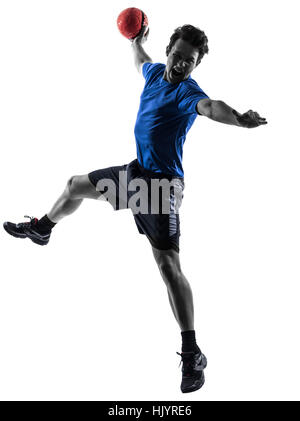 Un jeune homme de race blanche l'exercice de joueur de handball en silhouette studio sur fond blanc Banque D'Images