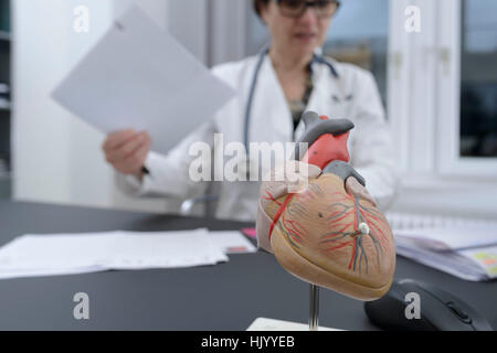 Femme médecin trier la paperasse Banque D'Images