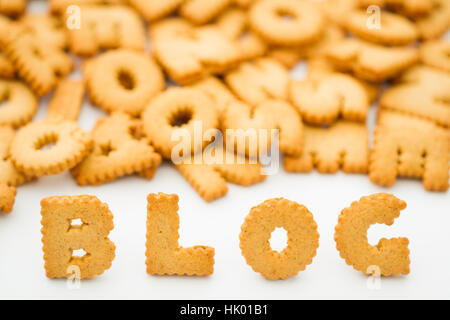 Le mot blog créé à partir de cookies et biscuits en forme d'alphabet sur un fond blanc pour un blogger. Banque D'Images