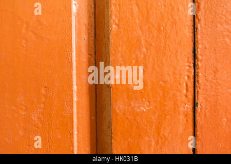 Vieux usé planches en bois peint brun orange. Banque D'Images