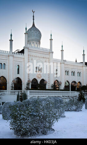 Danemark, Copenhague, les jardins de Tivoli, Noël, illuminé la nuit, le palais oriental Banque D'Images