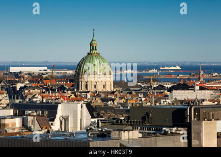 Danemark, copenhague, dôme vert de Frederiks Kirke, en Église, elevated view de Christianborg Palace tower Banque D'Images