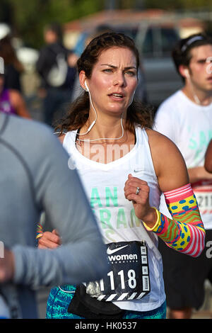 Athlète féminine commis près de la ligne d'arrivée dans les Nike femme Demi-marathon, San Francisco, 2015. Banque D'Images