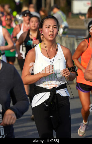 L'approche de l'Athlète féminine la ligne d'arrivée dans les Nike femme Demi-marathon, San Francisco, 2015. Banque D'Images