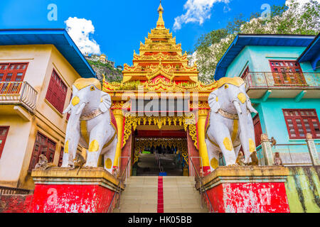 Entrée de Taung Kalat monastère sur Mt. Popa, Myanmar. Banque D'Images