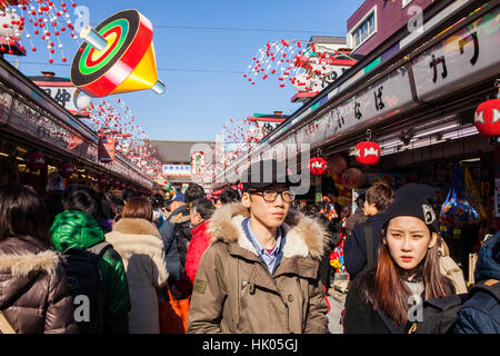 Le Temple Senso-ji au cours Hatsumode célébration, Centre Commercial Nakamise Dori avec décoration nouvel an ou Noël décoration, quartier d'Asakusa, Tokyo, Tokyo, Ja Banque D'Images