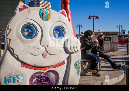 Sculpture de lucky Cat (Maneki Neko), au pont Azuma, quartier d'Asakusa, Tokyo, Japon Banque D'Images