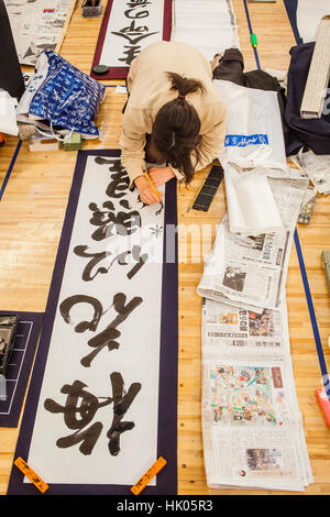 Kakizome, calligraphes calligraphie réunion, la première de l'année, Nippon Budokan stadium. Tokyo. Le Japon. Banque D'Images