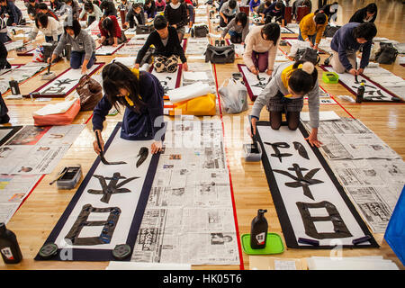 Kakizome, calligraphes calligraphie réunion, la première de l'année, Nippon Budokan stadium. Tokyo. Le Japon. Banque D'Images