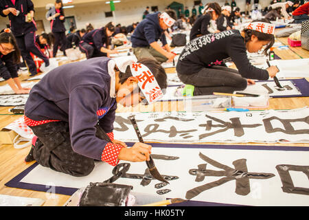 Kakizome, calligraphes calligraphie réunion, la première de l'année, Nippon Budokan stadium. Tokyo. Le Japon. Banque D'Images