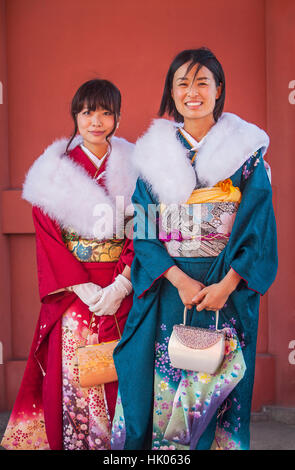 Les femmes en kimono furisode, Seijin no hi, jour de célébration de l'arrivée de l'âge, le deuxième lundi de janvier, dans le Temple Senso-ji d'Asakusa, Tokyo, Japon Banque D'Images