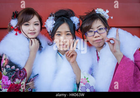 Les femmes en kimono furisode, Seijin no hi, jour de célébration de l'arrivée de l'âge, le deuxième lundi de janvier, dans le Temple Senso-ji d'Asakusa, Tokyo, Japon Banque D'Images