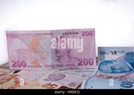 Turksh cri billets de différentes couleurs et de motifs et de valeur sur fond blanc Banque D'Images