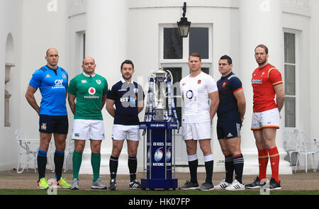 (De gauche à droite) Italie Le capitaine Sergio Parisse, le capitaine de l'Irlande, l'Écosse capitaine Rory Best Greig Laidlaw, Angleterre capitaine Dylan Hartley, France le capitaine Guilhem Guirado et au Pays de Galles, le capitaine Alun Wyn Jones posent à côté du trophée des Six Nations pendant le Tournoi RBS 6 Nations Media Lancement au Club de Hurlingham, Londres. Banque D'Images