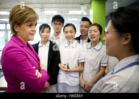 Premier ministre Nicola Sturgeon répond aux infirmières et sages femmes, les étudiants de l'Université de Hong Kong sur un programme d'échange international au cours d'une visite à l'Université Napier d'Édimbourg. Banque D'Images