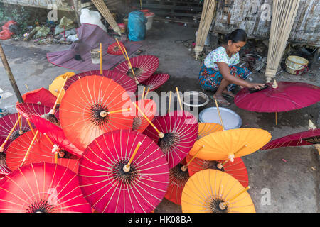 Atelier pour le fameux parapluie à la main, des parasols colorés, Pathein Myanmar, en Asie Banque D'Images