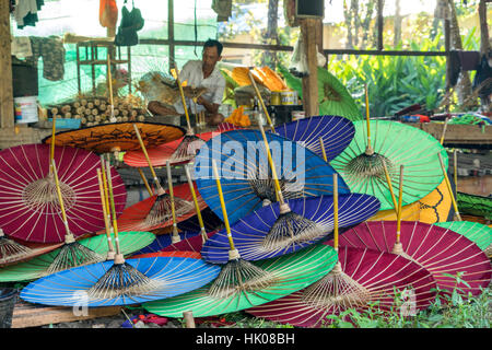 Atelier pour le fameux parapluie à la main, des parasols colorés, Pathein Myanmar, en Asie Banque D'Images