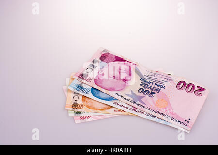 Turksh cri billets de différentes couleurs et de motifs et de valeur sur fond blanc Banque D'Images