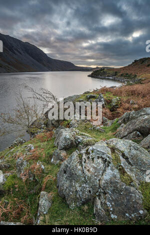 Magnifique coucher de soleil image paysage de montagnes et de l'eau As dans Lake District en automne en Angleterre Banque D'Images