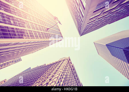 Les tons de couleur photo des gratte-ciel dans le centre-ville de Chicago contre le soleil, jusqu'à la perspective, USA. Banque D'Images