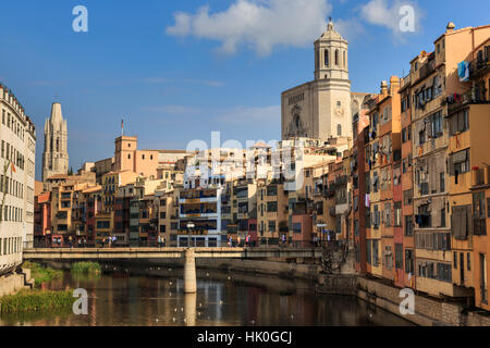 Tours de la cathédrale au-dessus de maisons à arcades colorées historique distinctif et de l'Onyar River, Gérone, Gérone, Catalogne, Espagne Banque D'Images