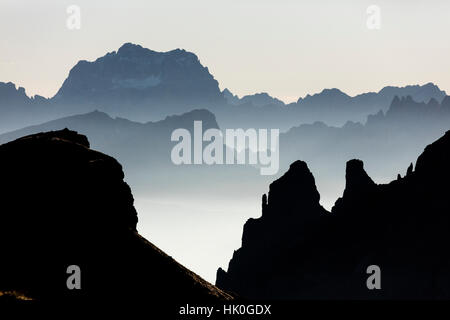 Bruine sur les sommets des Dolomites et Monte Pelmo vu de Cima Belvedere à l'aube, Val di Fassa, Trentino-Alto Adige, Italie Banque D'Images