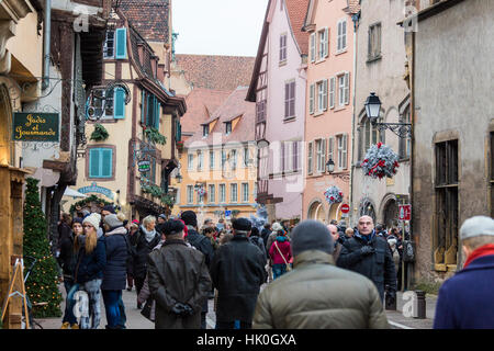 Les touristes dans la rue piétonne de la vieille ville à l'époque de Noël, Colmar, Haut-Rhin, Alsace, France Banque D'Images