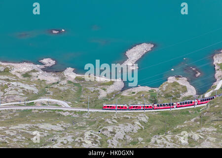 Le Bernina Express train passe sur les rives du Lago Bianco, col de la Bernina, Canton des Grisons, Engadine, Suisse Banque D'Images