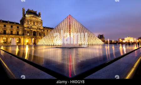 Pyramide du Louvre et au crépuscule, Paris, France Banque D'Images