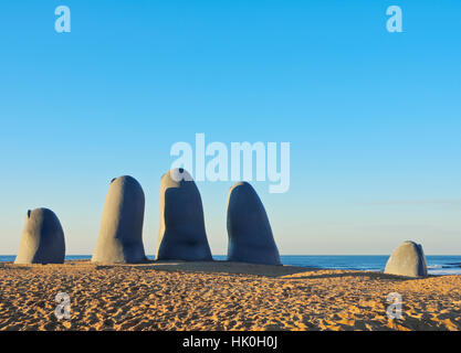 La Mano (la main), une sculpture de l'artiste Chilien Mario Irarrazabal, Playa Brava, Punta del Este, Maldonado, Uruguay Ministère Banque D'Images