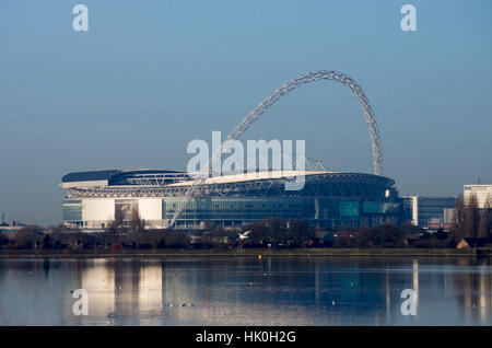 Le stade de Wembley à travers Welsh Harp Lake, Londres, Angleterre, Royaume-Uni Banque D'Images