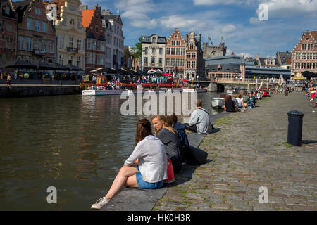 Les jeunes aiment le soleil d'été le long de la Graslei et Korenlei, Gand, Belgique Banque D'Images