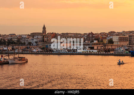 Les bateaux de pêche et la ville au lever du soleil, Palamos, Costa Brava, Catalogne, Espagne Banque D'Images