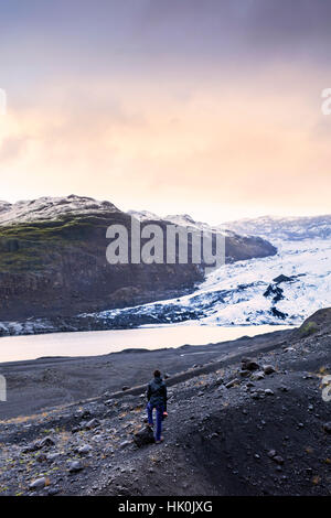 Randonneur en face du glacier de Vatnajokull dans le Parc National de Vatnajökull dans le sud-est de l'Islande, les régions polaires Banque D'Images