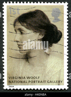 Grande-bretagne - circa 2006 : un timbre-poste utilisé depuis le Royaume-Uni, représentant un portrait de Virginia Woolf romancier célèbre qui est exposée dans la Nation Banque D'Images