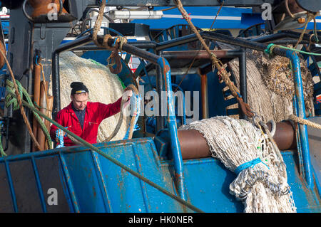 Pêcheur travaillant sur son bateau dans le port de Killybegs, comté de Donegal, Irlande Banque D'Images