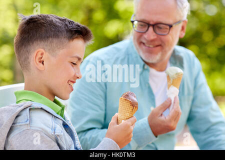 Old man and boy eating ice cream au parc d'été Banque D'Images