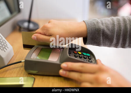 L'insertion de carte bancaire à la borne Banque D'Images