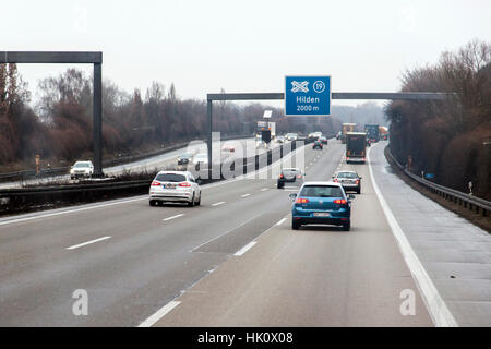 Vue à travers le pare-brise à l'autoroute A46 près de Wuppertal Banque D'Images