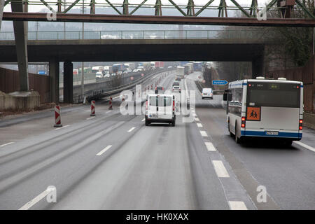 Vue à travers le pare-brise à l'autoroute A46 près de Wuppertal Banque D'Images